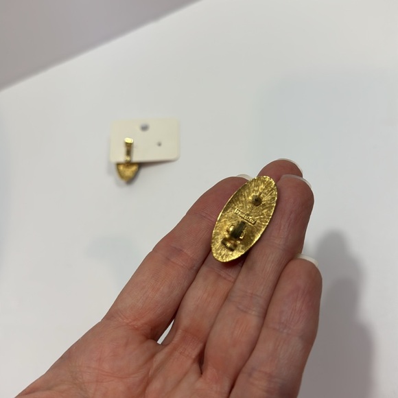 RICHELIEU VINTAGE POST BACK OVAL PEARL EARRINGS - Picture 4 of 4